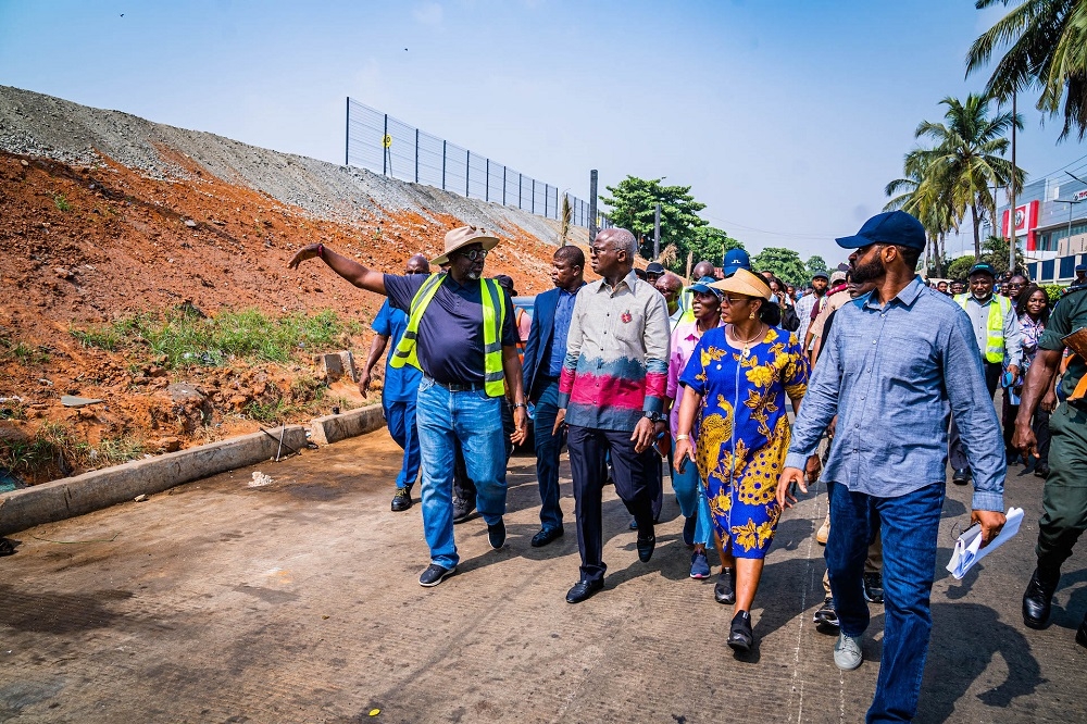 Hon. Minister of Works and Housing, Mr Babatunde Fashola, SAN (2nd left), the Special Adviser to the Governor of Lagos State on Works and Infrastructure, Engr. (Mrs) Aramide Adeyoye (2nd right) and others being briefed by the Project Consultant, Dangote Industries Ltd, Mr Babatola Akinkugbe on the Right of Way (ROW) Reclamation and Integration works around Ladipo by Toyota Bus Stop during the Hon. Minister&#039;s inspection of  the Ongoing Reconstruction of Apapa - Oworonshoki - Ojota Expressway, Sections I, II , III &amp; IV and the Reclamation/Beautification of the Project&#039;s Right of Way in Lagos State on Thursday 29th December 2022. 