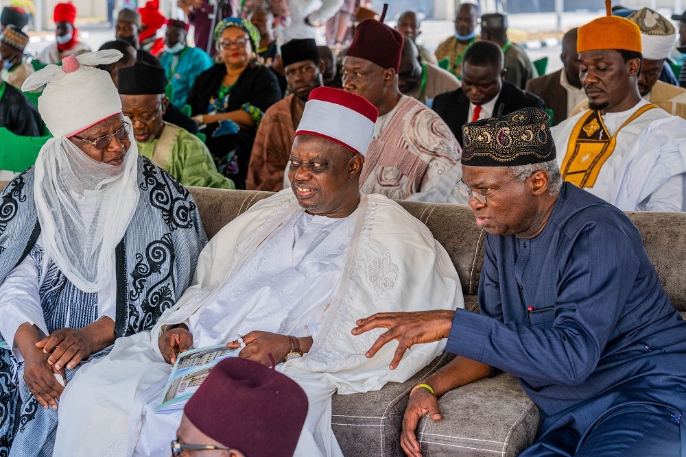 SEASON OF COMPLETION, COMMISSIONING AND IMPACT... Hon. Minister of Works and Housing, Mr. Babatunde Fashola, SAN (left), Emir of Nasarawa Emirate, HRH Alhaji Ibrahim Jibril (left) and Emir of Lafia and Chairman, Nasarawa State Council of Chiefs, HRH Hon. Justice Sidi Bage (middle) during the Commissioning of the Federal Secretariat Complex named by the President in honour of Hon. Justice Sidi Bage in Bukar Sidi, along Jos Road, Lafia, Nasarawa State on Saturday, 4th February 2023. 