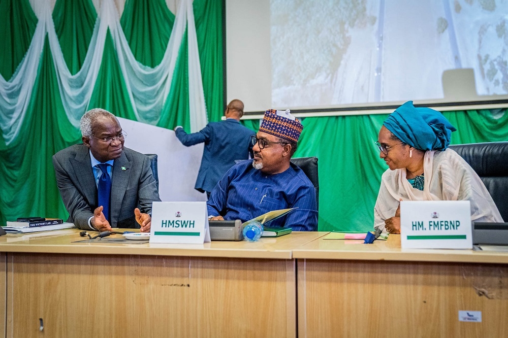 Hon. Minister of Works and Housing, Mr Babatunde Fashola, SAN (left), Hon. Minister of Finance, Budget and National Planning, Dr. Zainab Shamsuna Ahmed (right) and Hon.  Minister of State, Works and Housing, Hon. Umar El - Yakub (middle) shortly before during the presentation of the N110 Billion 2022 Sovereign Sukuk Issue Proceeds Cheque for Construction and Rehabilitation of Road Projects in the Six Geo-Political Zones to the Federal Ministry of Works and Housing at the Auditorium of the Federal Ministry of Finance, Budget and National Planning in Abuja on Monday, 6th February 2023. 