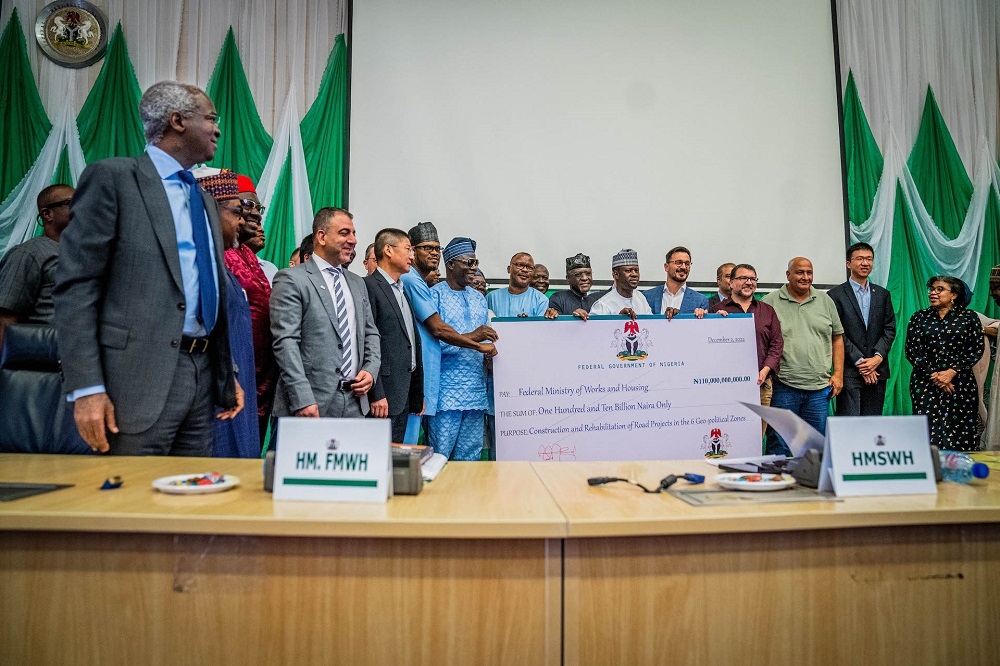 Hon. Minister of Works and Housing, Mr Babatunde Fashola, SAN (left), Hon. Minister of State in the Ministry, Hon. Umar El - Yakub (2nd left), Director General, Director General, Debt Management Office, Mrs Patience Oniha (right) and the representatives of Construction companies  during the symbolic presentation of the N110 Billion 2022 Sovereign Sukuk Issue Proceeds Cheque for Construction and Rehabilitation of Road Projects in the Six Geo-Political Zones to the Federal Ministry of Works and Housing at the Auditorium of the Federal Ministry of Finance, Budget and National Planning in Abuja on Monday, 6th February  2023. 