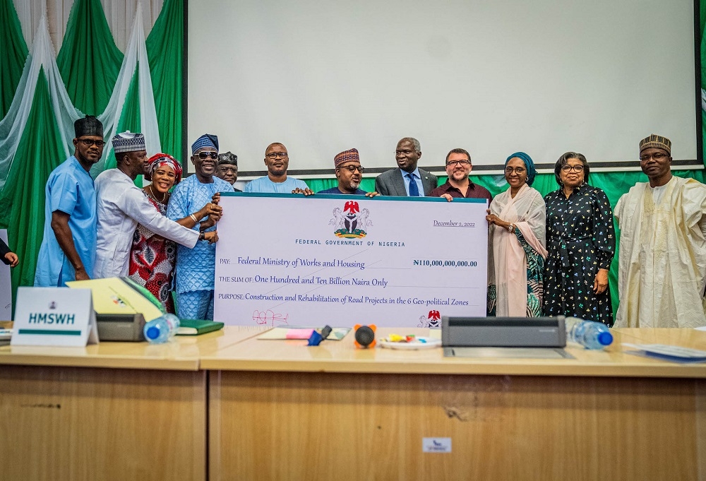 Hon. Minister of Works and Housing, Mr Babatunde Fashola, SAN (5th right), Hon. Minister of Finance, Budget and National Planning, Dr. Zainab Shamsuna Ahmed(3rd right), Minister of State in the Ministry, Hon. Umar El - Yakub(6th right), Director General, Debt Management Office, Mrs Patience Oniha (2nd right) and the representatives of Construction companies  during the symbolic presentation of the N110 Billion 2022 Sovereign Sukuk Issue Proceeds Cheque for Construction and Rehabilitation of Road Projects in the Six Geo-Political Zones to the Federal Ministry of Works and Housing at the Auditorium of the Federal Ministry of Finance, Budget and National Planning in Abuja on Monday, 6th February  2023. 