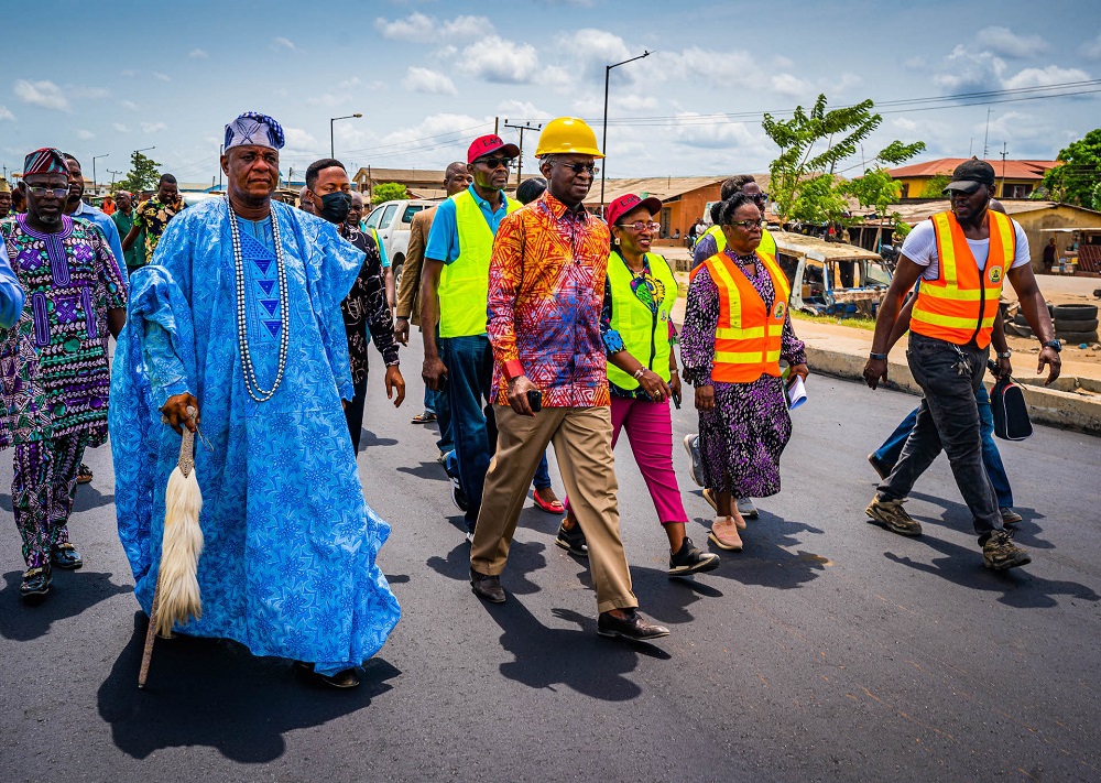 Hon. Minister of Works and Housing, Mr Babatunde Fashola,SAN (3rd right), the Special Adviser to the Governor of Lagos State on Works and Infrastructure, Engr. (Mrs) Aramide Adeyoye (2nd right), the Engineer&#039;s Representative on the Project, Engr. Olukorede Kesha (2nd right), the Onibereko of Ibereko in Badagry, Oba Israel Adewale Okoya and others during the Hon. Minister&#039;s inspection of the Ongoing Expansion and Rehabilitation of the Lagos - Badagry Expressway in Lagos State on Saturday, 8th April 2023