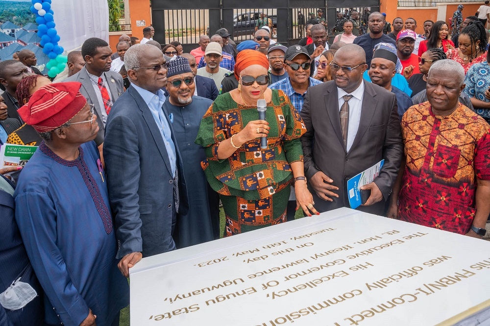 Hon. Minister of Works and Housing, Mr. Babatunde Fashola, SAN (2nd left),Hon.Minister of State, Works and Housing , Hon. Umar Ibrahim El - Yakub (3rd left), Deputy Governor and representative of the Governor of Enugu State, Mrs Lolo Cecelia Ezeilo (3rd right), Chairman FMBN Board of Directors, Mr Ayodeji Ariyo Gbeleyi and others  during  the official commissioning of the FMBN - I - CONNECT Housing Estate built under the Cooperative Housing Development Loan (CHDL) Window of the Federal Mortgage Bank of Nigeria (FMBN) at the Winners Estate, Legacy Layout, Behind New GRA, Transekulu, Enugu, Enugu State on Tuesday, 16th May 2023.