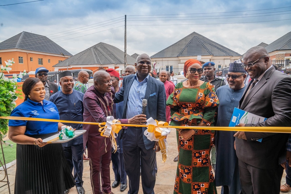 Hon. Minister of Works and Housing, Mr. Babatunde Fashola, SAN (middle),Hon.Minister of State, Works and Housing , Hon. Umar Ibrahim El - Yakub (2nd right), Deputy Governor and representative of the Governor of Enugu State, Mrs Lolo Cecelia Ezeilo (3rd right) and others during  the official commissioning of the FMBN - I - CONNECT Housing Estate built under the Cooperative Housing Development Loan (CHDL) Window of the Federal Mortgage Bank of Nigeria (FMBN) at the Winners Estate, Legacy Layout, Behind New GRA, Transekulu, Enugu, Enugu State on Tuesday, 16th May 2023.