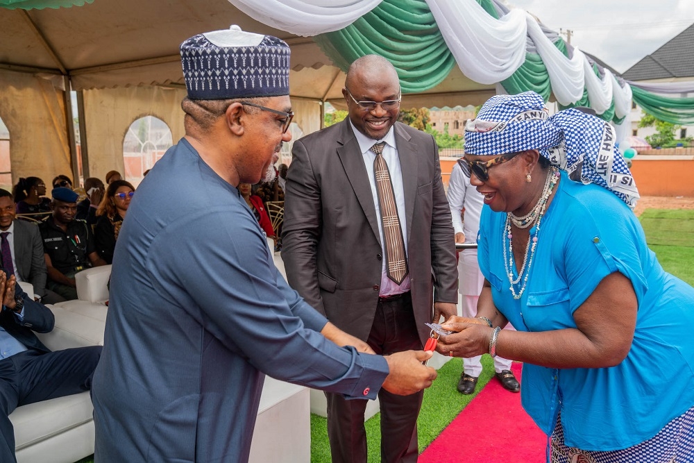 Hon.Minister of State, Works and Housing , Hon. Umar Ibrahim  El - Yakub (left) presenting keys to one of the beneficiaries of the Homes, Mrs Augustine Okeke Oyide (right)  during the official commissioning of the FMBN - I - CONNECT Housing Estate built under the Cooperative Housing Development Loan (CHDL) Window of the Federal Mortgage Bank of Nigeria (FMBN) at the Winners Estate, Legacy Layout, Behind New GRA, Transekulu, Enugu, Enugu State on Tuesday, 16th May 2023.
