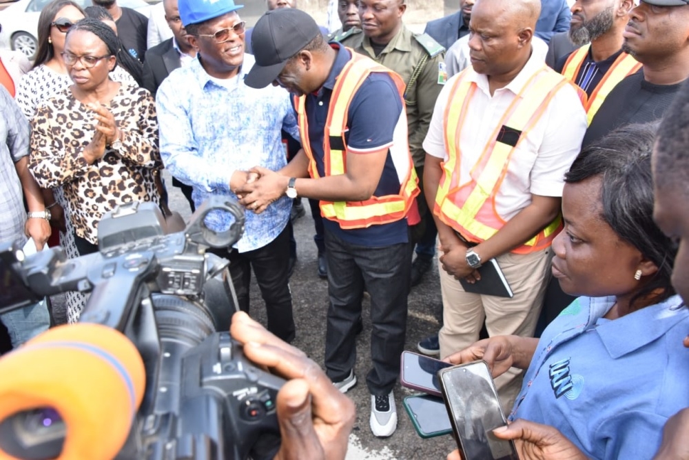 The Honourable Minister, Federal Ministry of Works, Senator Engr. David Nweze Umahi, CON, the Deputy Governor of Lagos State, Obefemi Hamzat, the Director, Highways Construction and Rehabilitation, Engr Ademola Kuti and other staff of the ministry at the flag-off ceremony for the Emergency Repairs of the Third Mainland Bridge, Lagos State on the 8th November, 2023