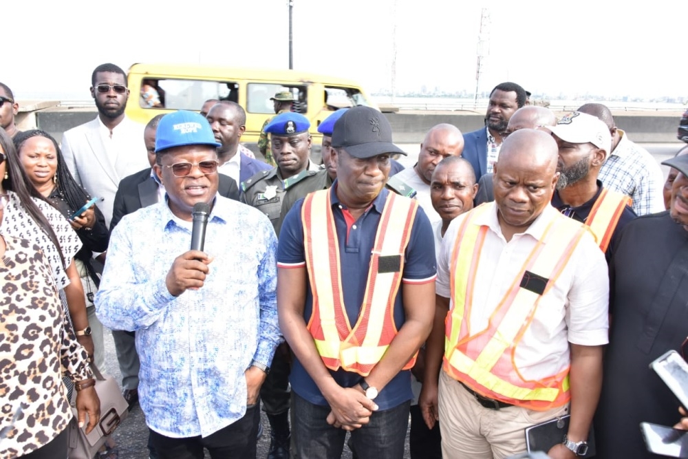 The Honourable Minister, Federal Ministry of Works, Senator Engr. David Nweze Umahi, CON, the Deputy Governor of Lagos State, Obefemi Hamzat, the Director, Highways Construction and Rehabilitation, Engr Ademola Kuti and other staff of the ministry at the flag-off ceremony for the Emergency Repairs of the Third Mainland Bridge, Lagos State on the 8th November, 2023